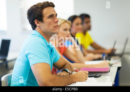 ernsthafte Studenten in der Klasse während eines Vortrags Stockfoto