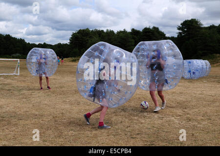 Eine Gruppe von Mädchen spielen Fußball Zorb Pembrey Country Park Carmarthenshire Stockfoto