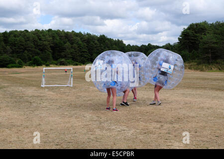 Eine Gruppe von Mädchen spielen Fußball Zorb Pembrey Country Park Carmarthenshire Stockfoto