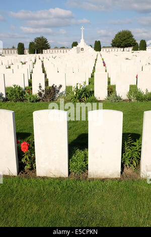 Kreuz des Opfers am Tyne Cot Commonwealth Kriegsfriedhof Gräber für die Toten des ersten Weltkrieges, Zonnebeke, Belgien Stockfoto