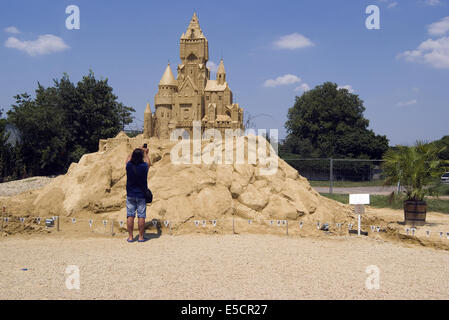 Burgas Bulgarien 27. Juli 2014: weltberühmte Künstler aus ganz Europa schaffen Märchen-Skulpturen, die 8 Meter hoch, mit mehr als 250 Tonnen Spezialsand aufwerfen.  Bulgarien im Jahr 2008 ihre erste Sand Fest statt und die Veranstaltung ist eine beliebte Touristenattraktion geworden. Bildnachweis: Clifford Norton/Alamy Live-Nachrichten Stockfoto