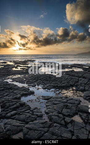 Atemberaubende Landschaft Meer bei Sonnenuntergang dramatische Wolken Stockfoto