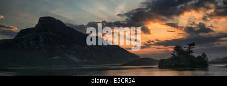 Panorama-Landschaft, die einen atemberaubenden Sonnenaufgang auf See im Gebirge Stockfoto