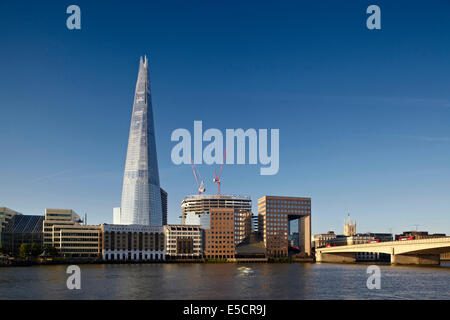 Der Shard, London, England am Ufer der Themse. Stockfoto