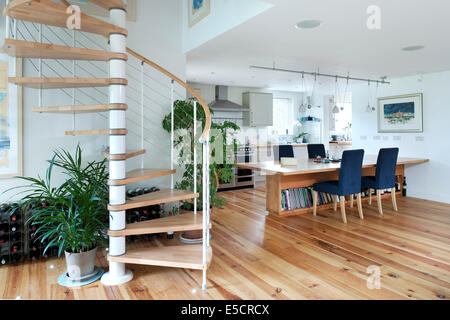 Hauptwohnbereich, suchen die Wendeltreppe an der Speisesaal übergeben / Küchenbereich im Königreich nach Hause. Stockfoto