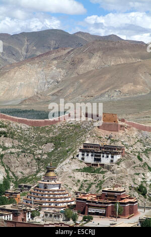 Blick von der Festung über Gyantse, Kumbum in der Ferne, Tibet, China Stockfoto