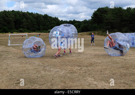 Eine Gruppe von Mädchen spielen Fußball Zorb Pembrey Country Park Carmarthenshire Stockfoto