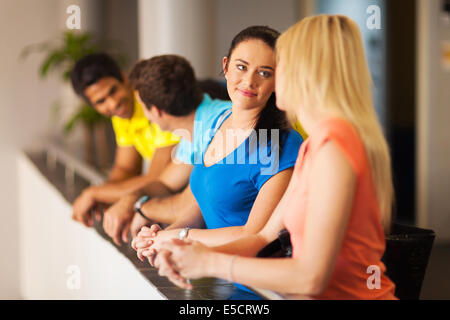 College-Freunde im Chat während des Mittagessens zu brechen, auf dem campus Stockfoto