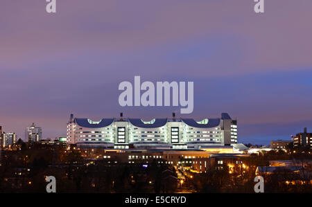 QE oder Queen Elizabeth Hospital Edgbaston Birmingham unter Public-Private-Partnership (PPP), Dämmerung Nacht Bild gebaut. Stockfoto