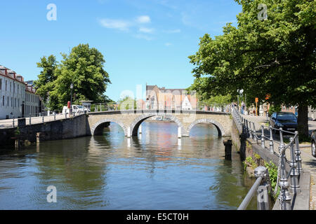 Paar auf der Suche von einer Brücke über den Kanal von Brügge, Belgien Stockfoto