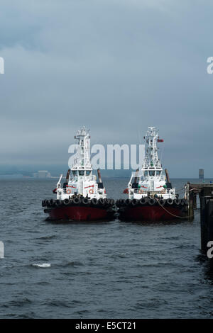 Zwei Schleppboote vertäut in Invergordon Schottland Stockfoto