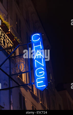 PARIS, Frankreich, 28. Oktober 2012. Beleuchtete blaue Leuchtreklame für ein Bureau de Change / Geldwechsel in der Nacht Stockfoto