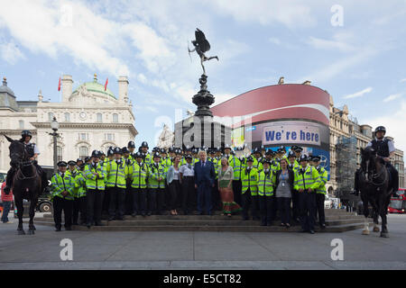 London, UK. 28. Juli 2014. L-r: Heart of London Chief Executive Sarah Porter, Westminster Commander Alison Newcomb, Boris Johnson, Bürgermeister von London und Boris Johnson, Bürgermeister von London und Cllr Louise Hyams Pose mit einem 100-köpfigen Polizei team am Piccadilly Circus. Start der neuen 100-köpfigen Polizist Initiative für West End. Die traf Polizei neue Impact Zone Team widmet sich bei der Polizeiarbeit im West End Leicester Square, Coventry Street, Piccadilly Circus und der unmittelbaren Umgebung. Bildnachweis: Nick Savage/Alamy Live-Nachrichten Stockfoto