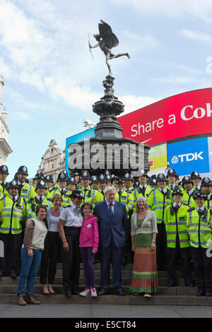 London, UK. 28. Juli 2014. L-r: Heart of London Chief Executive Sarah Porter, Westminster Commander Alison Newcomb, Boris Johnson, Bürgermeister von London und Boris Johnson, Bürgermeister von London, Cllr Louise Hyams und zwei Kinder posieren mit einem 100-köpfigen Polizeiteam am Piccadilly Circus. Start der neuen 100-köpfigen Polizist Initiative für West End. Die traf Polizei neue Impact Zone Team widmet sich bei der Polizeiarbeit im West End Leicester Square, Coventry Street, Piccadilly Circus und der unmittelbaren Umgebung. Bildnachweis: Nick Savage/Alamy Live-Nachrichten Stockfoto