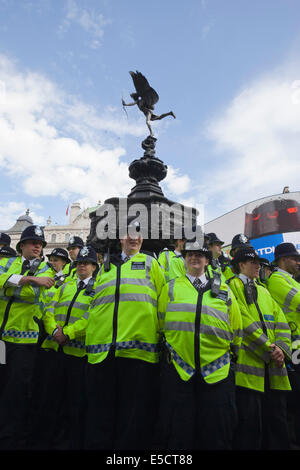 London, UK. 28. Juli 2014. Ein 100-köpfigen Polizeiteam am Piccadilly Circus. Start der neuen 100-köpfigen Polizist Initiative für West End. Die traf Polizei neue Impact Zone Team widmet sich bei der Polizeiarbeit im West End Leicester Square, Coventry Street, Piccadilly Circus und der unmittelbaren Umgebung. Bildnachweis: Nick Savage/Alamy Live-Nachrichten Stockfoto