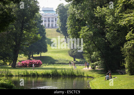 Menschen, die genießen einer Aussicht auf das Schloss Belvedere in Łazienki Park, der größte Park in Warschau, Polen. Stockfoto