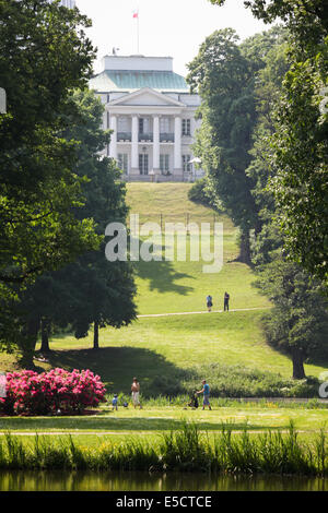 Menschen, die genießen einer Aussicht auf das Schloss Belvedere in Łazienki Park, der größte Park in Warschau, Polen. Stockfoto