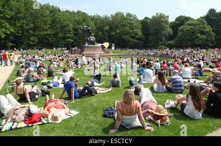 Ein Klavierkonzert statt an der Statue von Frederic Chopin im Lazienki-Park in Warschau, Polen. Stockfoto