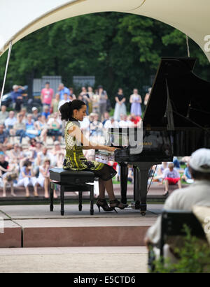 Ein Klavierkonzert statt an der Statue von Frederic Chopin im Lazienki-Park in Warschau, Polen. Stockfoto