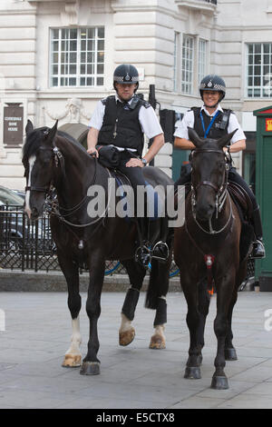 London, UK. 28. Juli 2014. Polizeibeamte am Piccadilly Circus. Start der neuen 100-köpfigen Polizist Initiative für West End. Die traf Polizei neue Impact Zone Team widmet sich bei der Polizeiarbeit im West End Leicester Square, Coventry Street, Piccadilly Circus und der unmittelbaren Umgebung bieten eine dauerhafte und gut sichtbare Präsenz auf diesem Gebiet. Stockfoto