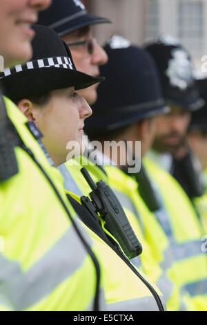 London, UK. 28. Juli 2014. Polizeibeamte am Piccadilly Circus. Start der neuen 100-köpfigen Polizist Initiative für West End. Die traf Polizei neue Impact Zone Team widmet sich bei der Polizeiarbeit im West End Leicester Square, Coventry Street, Piccadilly Circus und der unmittelbaren Umgebung bieten eine dauerhafte und gut sichtbare Präsenz auf diesem Gebiet. Stockfoto