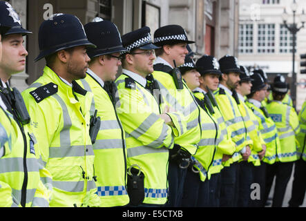 London, UK. 28. Juli 2014. Polizeibeamte am Piccadilly Circus. Start der neuen 100-köpfigen Polizist Initiative für West End. Die traf Polizei neue Impact Zone Team widmet sich bei der Polizeiarbeit im West End Leicester Square, Coventry Street, Piccadilly Circus und der unmittelbaren Umgebung bieten eine dauerhafte und gut sichtbare Präsenz auf diesem Gebiet. Stockfoto