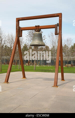 Riesigen Bronzeglocke Skulptur von Kris Martin Minneapolis Skulptur Garten, Walker Art Center, Minnesota USA. Stockfoto