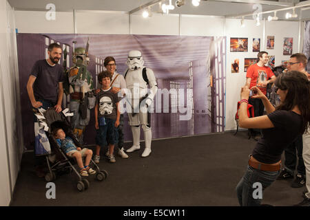 Menschen, die mit Boba Fett und Sturmtrooper von Star Wars auf der Internationalen Comic-Messe in Barcelona am 17. Mai 2014 Fotos machen, in Barcelona, Katalonien, Sp Stockfoto