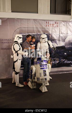 Man and two boys with R2-D2 and Stormtroopers from Star Wars at Barcelona International Comic Fair on May 17, 2014 in Barcelona, Katalonien, Spanien. Stockfoto