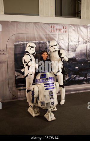 Frau mit R2-D2 und Sturmtroopern aus Star Wars auf der Internationalen Comic-Messe von Barcelona am 17. Mai 2014 in Barcelona, Katalonien, Spanien. Stockfoto