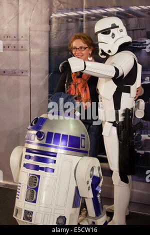 Frau posiert mit R2-D2 und Sturmtrooper von Star Wars auf der Internationalen Comic-Messe von Barcelona am 17. Mai 2014 in Barcelona, Katalonien, Spanien. Stockfoto