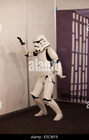 Dumme Tänze der Star Wars Sturmtrooper auf der Barcelona International Comic Fair, 17. Mai 2014 in Barcelona, Katalonien, Spanien. Stockfoto