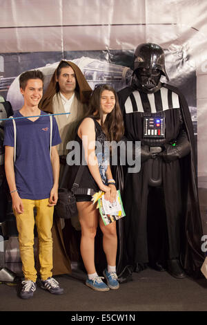 Teenager posieren mit Darth Vader von Star Wars auf der Barcelona International Comic Fair, 17. Mai 2014 in Barcelona, Katalonien, Spanien. Stockfoto