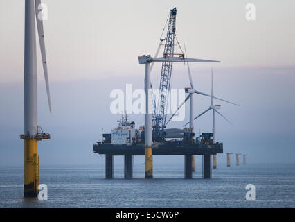 Meer Jack Installation von Turbinenschaufeln auf Gwynt y Mor Windpark abseits der Küste von North Wales während der Bauphase im Jahr 2014. Stockfoto