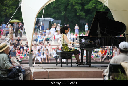 Ein Klavierkonzert statt an der Statue von Frederic Chopin im Lazienki-Park in Warschau, Polen. Stockfoto