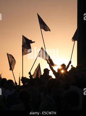 Menschen mit Fahnen während einer Wahl rally bei Kolumna Zygmunta (Sigismund Spalte) in der Stare Miasto (Altstadt) Stockfoto