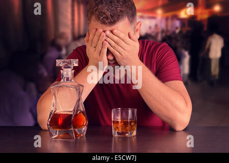 Süchtig nach Alkohol Mann trinken allein an der bar Stockfoto