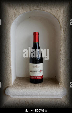 Eine Flasche Rotwein Châteauneuf-du-Pape. Stockfoto