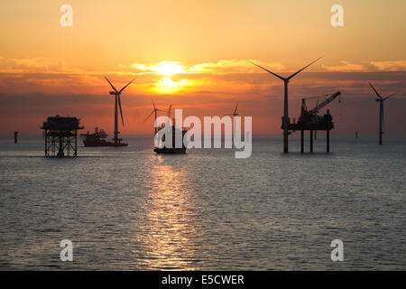 Sonnenuntergang über der Gwynt y Mor-Windpark vor der Küste Nord-Wales während der Bauphase im Jahr 2014. Stockfoto
