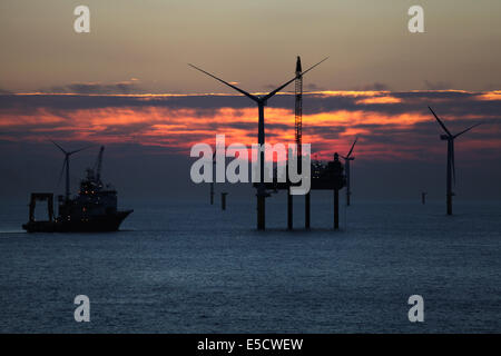 Sonnenuntergang über der Gwynt y Mor-Windpark vor der Küste Nord-Wales während der Bauphase im Jahr 2014. Stockfoto
