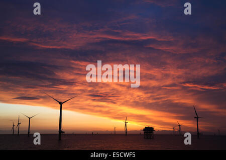 Sonnenuntergang über der Gwynt y Mor-Windpark vor der Küste Nord-Wales während der Bauphase im Jahr 2014. Stockfoto