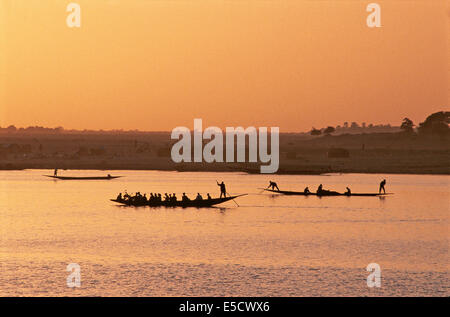 Afrikanische Männer auf Pinasse Navigation des Flusses Niger in Mopti, wichtigsten kommerziellen Hafen von Mali Stockfoto