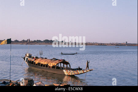 Afrikanischer Mann Pinasse Navigation des Flusses Niger in Mopti, wichtigsten kommerziellen Hafen von Mali Stockfoto