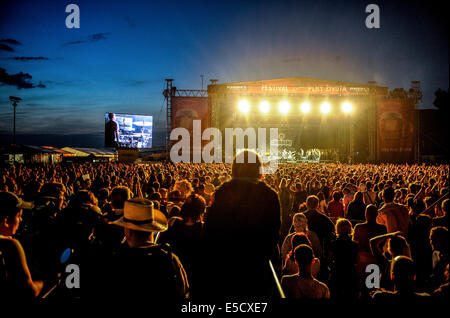 Liberec, Tschechische Republik. 26. Juli 2014. Das Musikfestival Benatska Noc weiter in Vesec areal in Liberec, Tschechische Republik, Samstag, 26. Juli 2014. © Radek Petrasek/CTK Foto/Alamy Live-Nachrichten Stockfoto