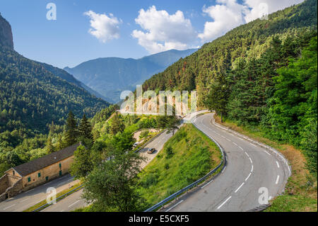 Schmale alpine Autobahn auf Französisch-italienischen Grenze in Alpen, Frankreich (Ansicht von oben). Stockfoto