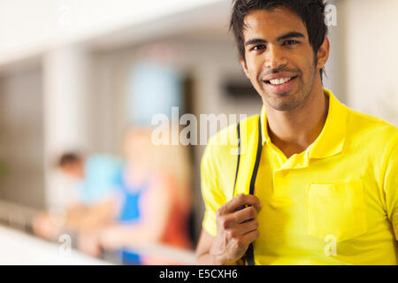 gut aussehend männlichen indischen College Student portrait Stockfoto