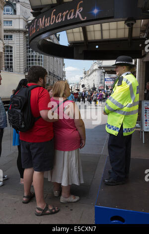 London, UK. 28. Juli 2014. WPC steht auf ein blaues Feld in Coventry Street. Start der neuen 100-köpfigen Polizist Initiative für West End. Die traf Polizei neue Impact Zone Team widmet sich bei der Polizeiarbeit im West End Leicester Square, Coventry Street, Piccadilly Circus und der unmittelbaren Umgebung bieten eine dauerhafte und gut sichtbare Präsenz auf diesem Gebiet. Bildnachweis: Nick Savage/Alamy Live-Nachrichten Stockfoto