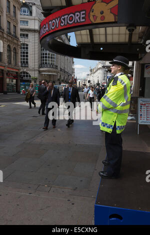 London, UK. 28. Juli 2014. WPC steht auf ein blaues Feld in Coventry Street. Start der neuen 100-köpfigen Polizist Initiative für West End. Die traf Polizei neue Impact Zone Team widmet sich bei der Polizeiarbeit im West End Leicester Square, Coventry Street, Piccadilly Circus und der unmittelbaren Umgebung bieten eine dauerhafte und gut sichtbare Präsenz auf diesem Gebiet. Bildnachweis: Nick Savage/Alamy Live-Nachrichten Stockfoto