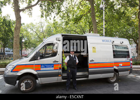 London, UK. 28. Juli 2014. Im Bild: Polizei mobil am Leicester Square. Start der neuen 100-köpfigen Polizist Initiative für West End. Die traf Polizei neue Impact Zone Team widmet sich bei der Polizeiarbeit im West End Leicester Square, Coventry Street, Piccadilly Circus und der unmittelbaren Umgebung bieten eine dauerhafte und gut sichtbare Präsenz auf diesem Gebiet. Bildnachweis: Nick Savage/Alamy Live-Nachrichten Stockfoto