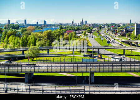 Blick auf die südlichen Brücke in Riga, Lettland Stockfoto